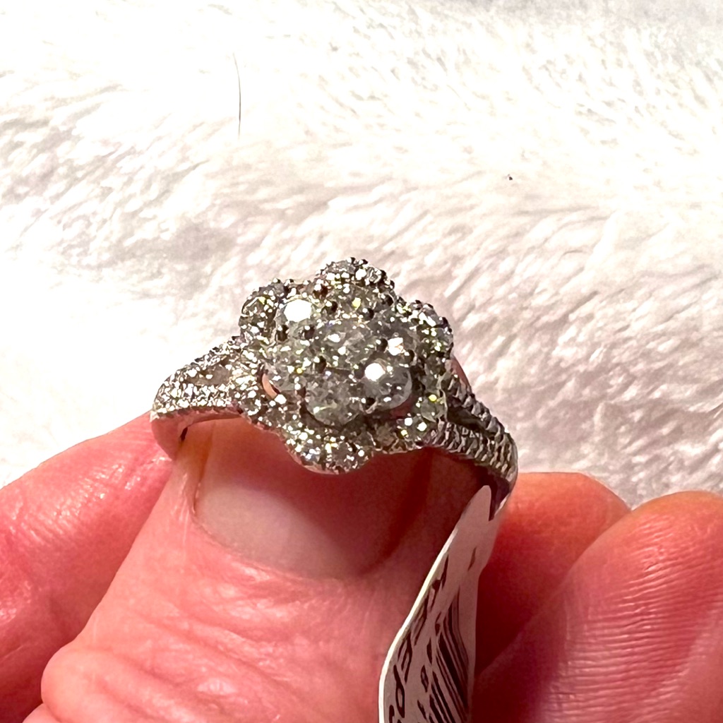14 Kt Whit Gold Diamond Cluster Ring